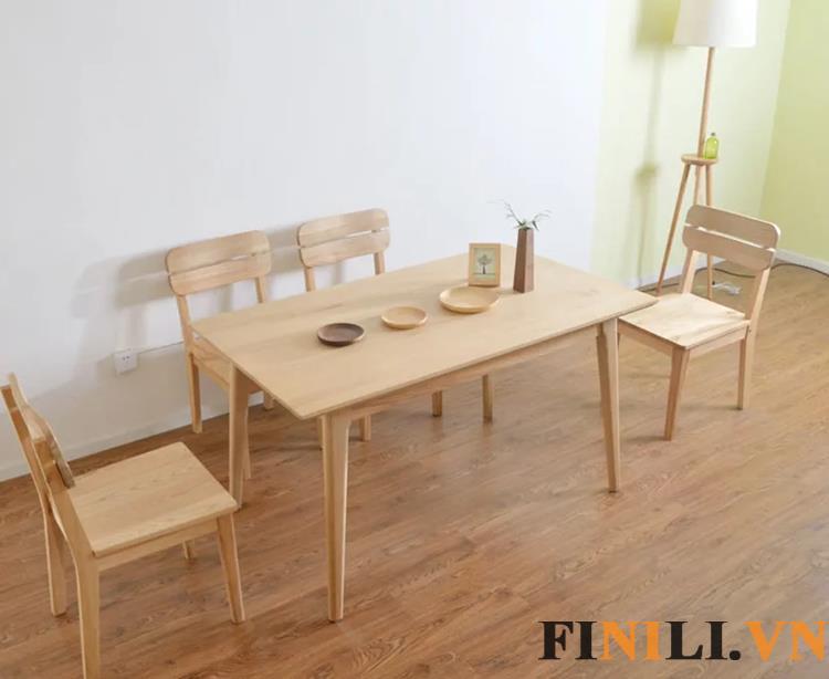 Bộ bàn ghế ăn được giữ nguyên màu gỗ sồi tự nhiên đem lại cảm giác ấm áp