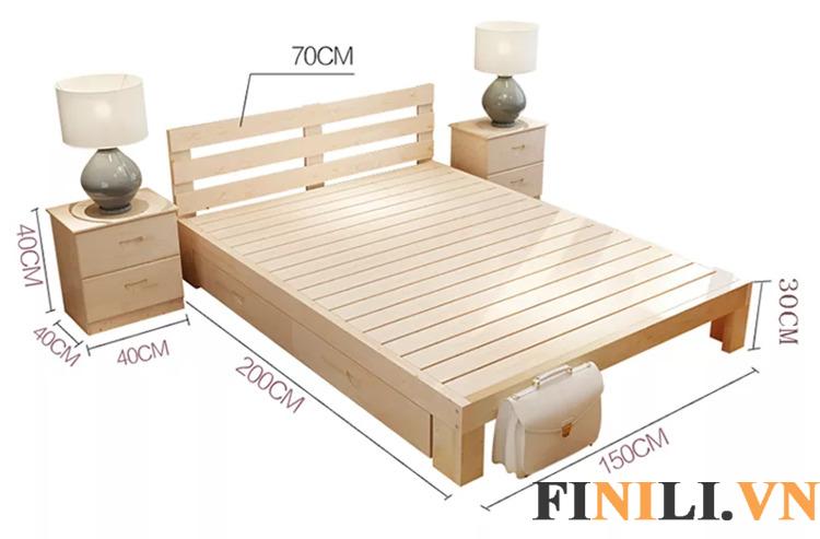 giường gỗ sồi là sự kết hợp giữa sự tối giản với tổng thể có hình khối hộp chân thấp vuông vức và vững chãi