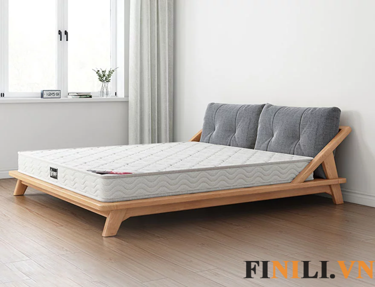 Giường ngủ gỗ sồi được gia công tỉ mỉ đảm bảo độ chắc chắn