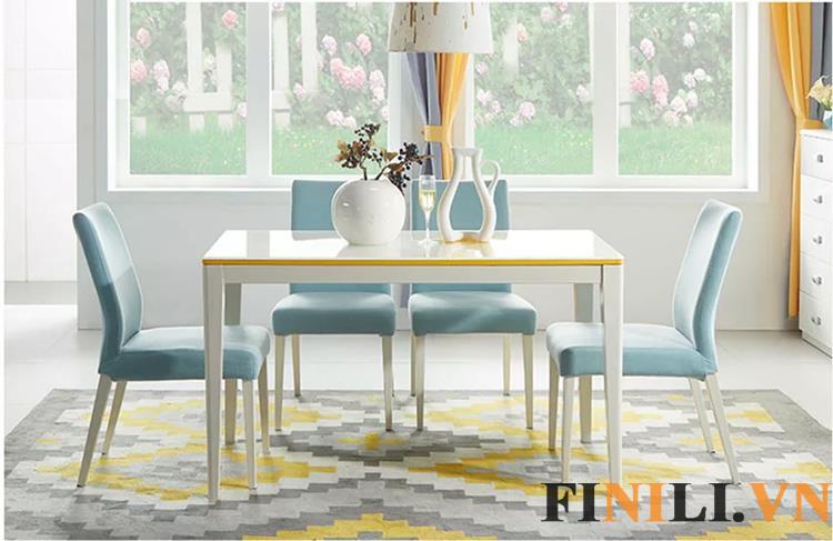 Bộ bàn ăn thiết kế theo phong cách hiện đại, thanh lịch, phù hợp không gian nhiều gia đình.