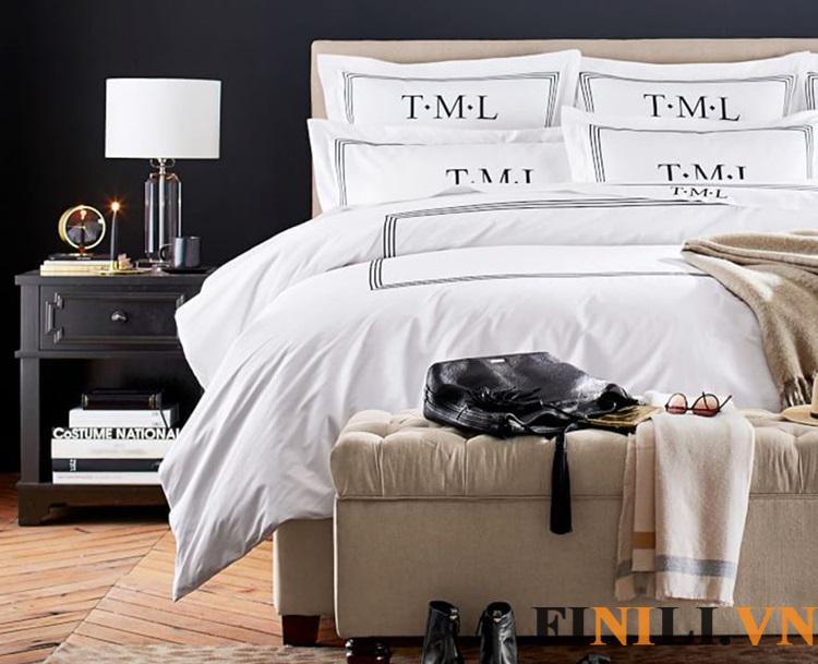 Tủ đầu giường FNL 6264 được thiết kế với kích thước nhỏ gọn sẽ không làm tôn diện tích không gian của phòng ngủ