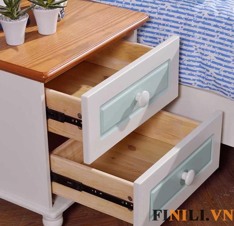 Tủ gỗ được thiết kế bởi màu trắng và xanh giúp căn phòng bé trở nên thanh lịch và hiện đại hơn.