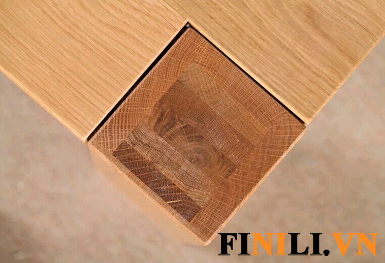 Phong cách thiết kế bàn gỗ truyền thống gần gũi với người sử dụng.